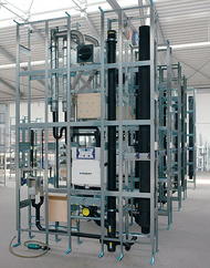 Installationstrennwand mit beidseitig integriertem UP-Spülkasten, WT-Befestigung mit UP-Sifon, Duschanschlüsse, Lüftung und Absperrbaugruppe