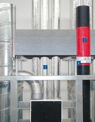 Horizontale Brandabschottung: [ 1 ] Brandschutzstutzen Type FLI-VE 90; [ 2 ] Mepla Verrohrung: Dämmung Steinwolle (Schmelzpunkt >1000°C); [ 3 ] Körperschallentkoppelung; [ 4 ] Brandverschluss (z.B. Geberit Brandschutzmanschette RS90); [ 5 ] Versc