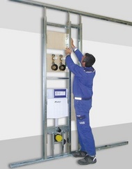 Klemmen der Deckenbefestigungen mittels Feststellschrauben