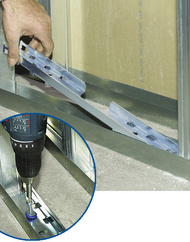 Montageschiene in die Trockenbaubodenschiene einlegen. Die Befestigung erfolgt mit 2 Kreuzschlitzschrauben. Gummimanschetten sorgen für eine Schallentkoppelung vom Boden.