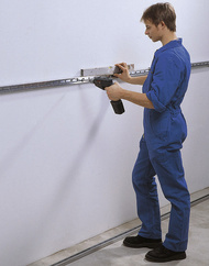 Montageschienen montieren.