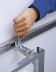 Befestigung an der Wandschiene mit Dreh-Schnellverschluss.