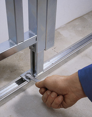 Befestigung in der Bodenschiene mit Dreh-Schnellverschluss.