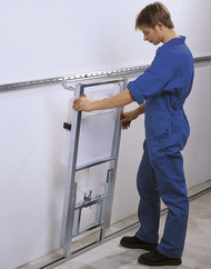 Huter proV Montageelement in Montageschienen einhängen.