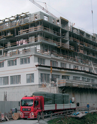 Anlieferung und Einbringung der Fertigbäder auf der Baustelle