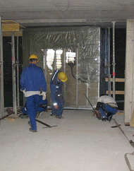 Transport der Fertigbäder innerhalb des Gebäudes.