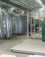 Montage der Fertigbäder für das Hotel Alpenhof im Werk