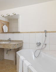 Bezugsfertiges Bad - Eckbadewanne und Marmorwaschtisch.