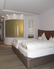 Zimmer mit nahtlos integriertem Fertigbad.