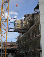 Einbringung der Fertigbäder auf der Baustelle.