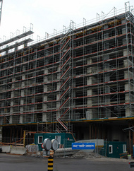 Einbringung der Fertigbäder während der Bauphase.