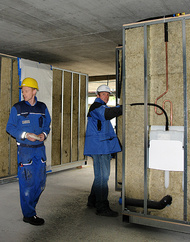 Positionierung und Abnahme der Fertigbäder vor Ort.