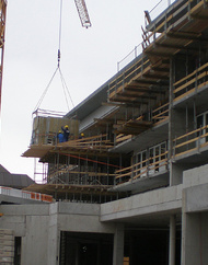 Die Einbringung erfolgte aufgrund der Gegebenheiten über eine vorbereitete Rampe.