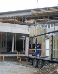 Einbringung der Fertigbäder auf der Baustelle durch die Mitarbeiter der Fa Reisenhofer.