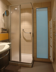 Dusch und Lichteinlass vom angrenzendem Zimmer.