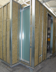 Fertig montierte Fertigbäder bereit zur Auslieferung.