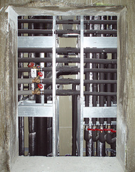 In die Betonwand integrierte Revisionsöffnung für die Absperrungen.