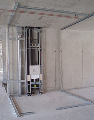 Huter Installationselement als Vorwand vor der Betonwand.