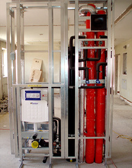 Die Brandabschottung ist horizontal. Sämtliche Rohrdurchführungen durch die Decke wurden anhand einer Bohrschablone gebohrt. Die Rohre werden am Deckendurchbruch mit Brandschutzmanschetten versehen.