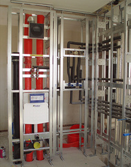 Weiters sind sie mit der kompletten Internverrohrung für Nutz- und Schmutzwasser, der Heizungsverrohrung inkl. Heizungsregulierung sowie -absperrung, der Lüftung und teilweise mit einem Regenrohr versehen.