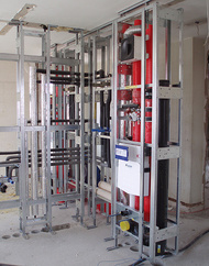 Die vorgefertigten Installationselemente sind mit WC-Befestigung inkl. UP-Spülkasten, Vorbereitung für einen Brauseanschluss und Befestigung und Anschluss für den Waschtisch ausgestattet.