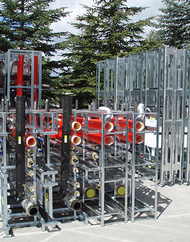 Anlieferung der im Werk vorgefertigten Installationswände auf die Baustelle.