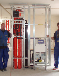 Die Monteure der Stadtwerke Judenburg bei der Einbringung der Installationselemente auf der Baustelle vlnr. Hr. Trattner u. Hr. Reiner