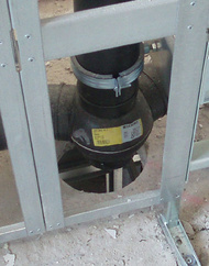 Zusammenführung der horizontalen WC-Anschlussleitungen und des Fallstrangs über Geberit Doppelkugelabzweiger.