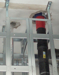 Horizontale Brandabschottung mit Brandschutzmanschette. Die Kernlochbohrungen werden nachträglich ausbetoniert.