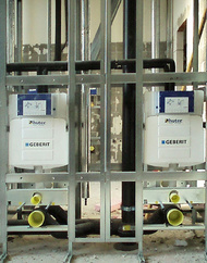 Installationselement mit Schacht und 3 x 2 Stück WC Unterputzelementen Rücken an Rücken.