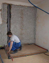 Einnivellieren des Bodenelements und Anschluss des Bodenablaufs.