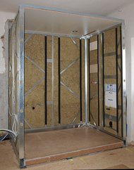 Die Leichtbauwände werden mit Mineralwolle gedämmt.