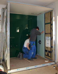 Einsetzen der verschiedenfärbigen Glaselemente.