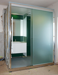 Einbau des Schiebetürelements.