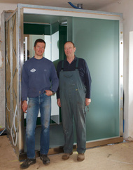 Ferdinand jun. und Ferdinand sen. Gramiller vor dem fertiggestelltem Bad in Modulbauweise.