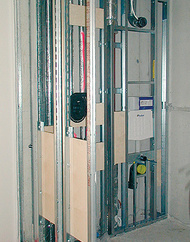 Ausschubmodule mit Unterputzspülkasten und Befestigungslatten für Behindertenbehelfe