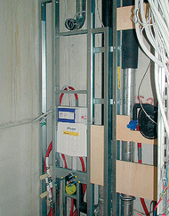 Ausschubmodule mit Unterputzspülkasten und Befestigungslatten für Behindertenbehelfe