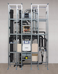 Installationstrennwand mit Schachtinstallation, Brauseanschluss, UP-Spülkasten, Stockwerksabsperrung, Unterkonstruktionen zur Befestigung von Behindertenbehelfen, Lüfter und WT-Befestigung mit Unterputzsifon.