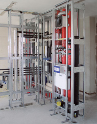 Installationstrennwand mit WT-Befestigung, Internverrohrung, Brauseanschluss und WC-Befestigung mit UP-Spülkasten.