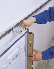 Element durch einstellen der Wandbefestigungen ausrichten.