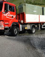 Transport der Fertigbäder mit Allrad LKWs auf den Hintertuxer Gletscher.