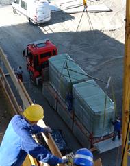 Abladen der LKW mit dem Kran