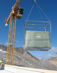 Die Fertigbäder werden in das Gebäude gehoben