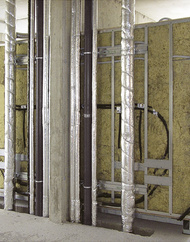 Schachtinstallation pro Fertigbad durch Betonscheibe getrennt