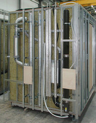 Fertigbad mit Abfluss- und Lüftungsstrang, Kalt- und Warmwasserversorgung mit Stockwerksabsperrung und Ständerwerk zur direkten Beplankung.